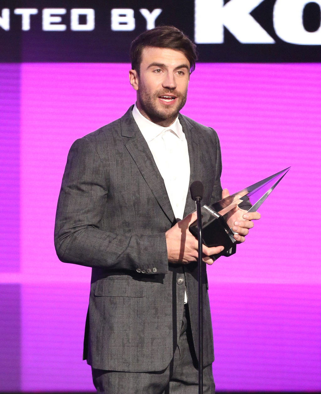 Sam Hunt accepts the award for new artist of the year at the American Music Awards at the Microsoft Theater on Sunday, Nov. 22, 2015, in Los Angeles. (Photo by Matt Sayles/Invision/AP)
