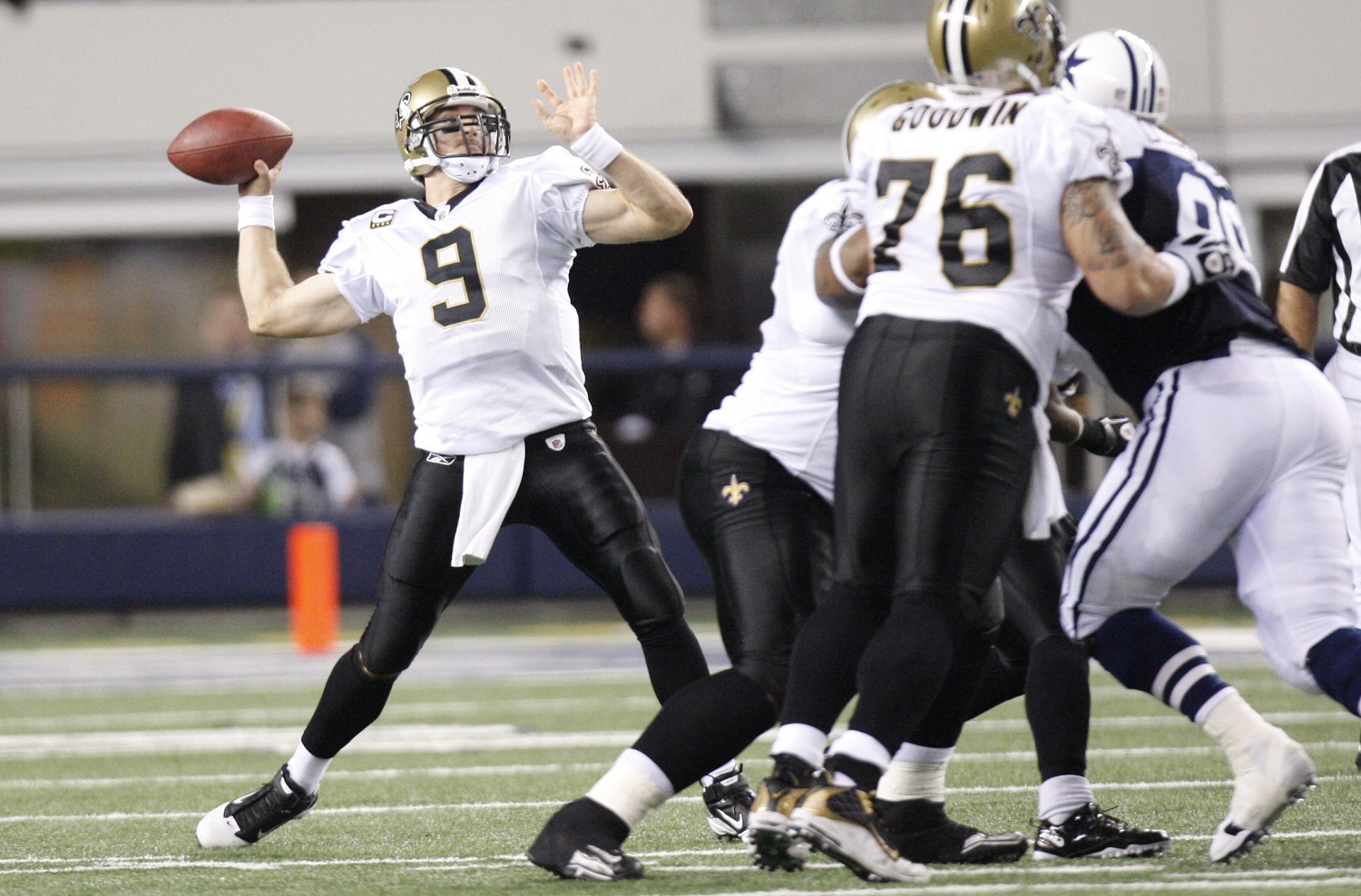 New Orleans Saints quarterback Drew Brees (9) passes during the first half of the NFL football game in Arlington, Texas,  Thursday, Nov. 25, 2010.  (AP Photo/Mike Fuentes)