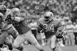 Houston Oilers star running back Earl Campbell (34) shown in action during Saturday night, Aug. 24, 1980 exhibition game against the Dallas Cowboys at Texas Stadium.  (AP Photo/Bill Haber)
