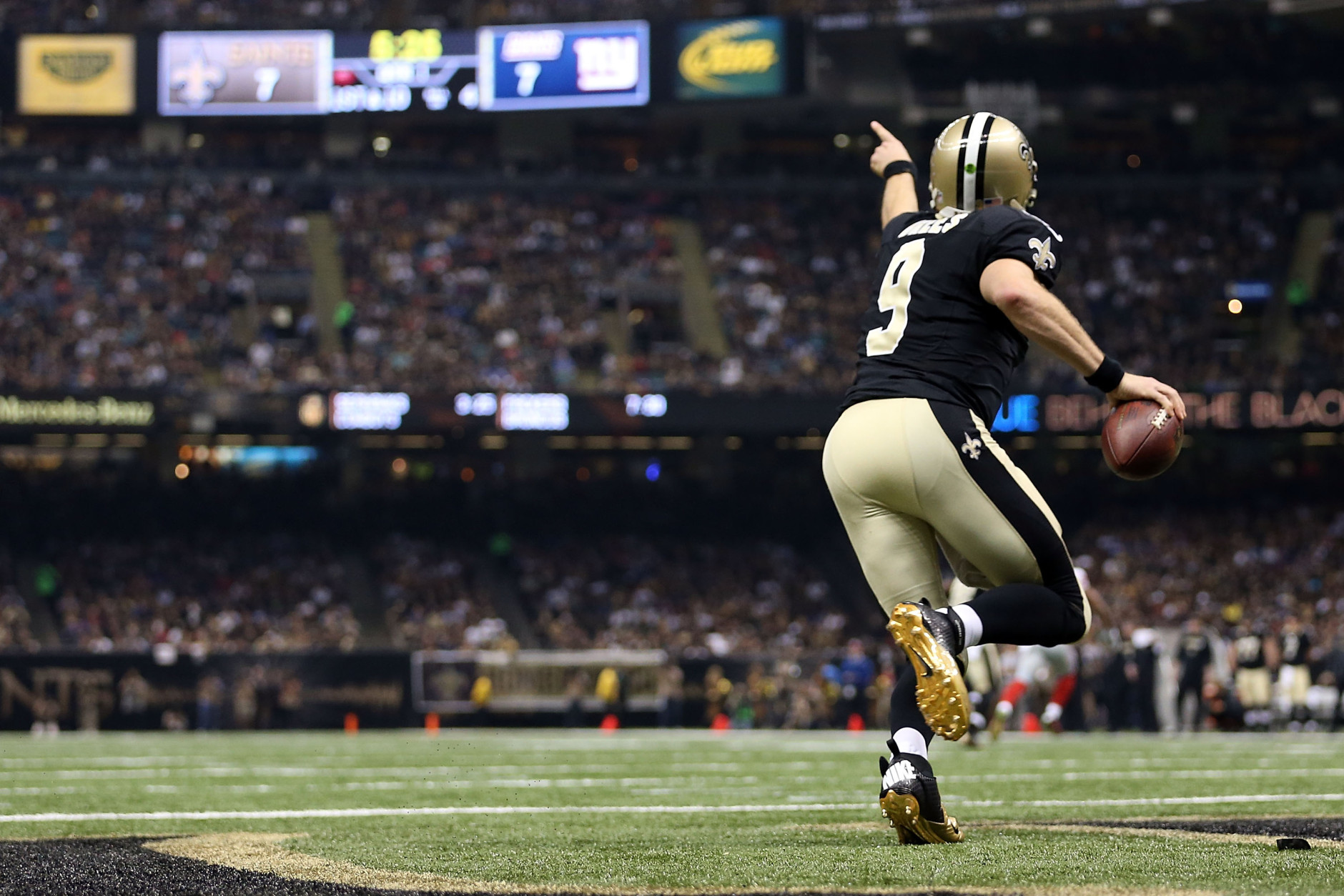 NEW ORLEANS, LA - NOVEMBER 01:  Drew Brees #9 of the New Orleans Saints looks to pass during the first quarter of a game against the New York Giants at the Mercedes-Benz Superdome on November 1, 2015 in New Orleans, Louisiana.  (Photo by Chris Graythen/Getty Images)