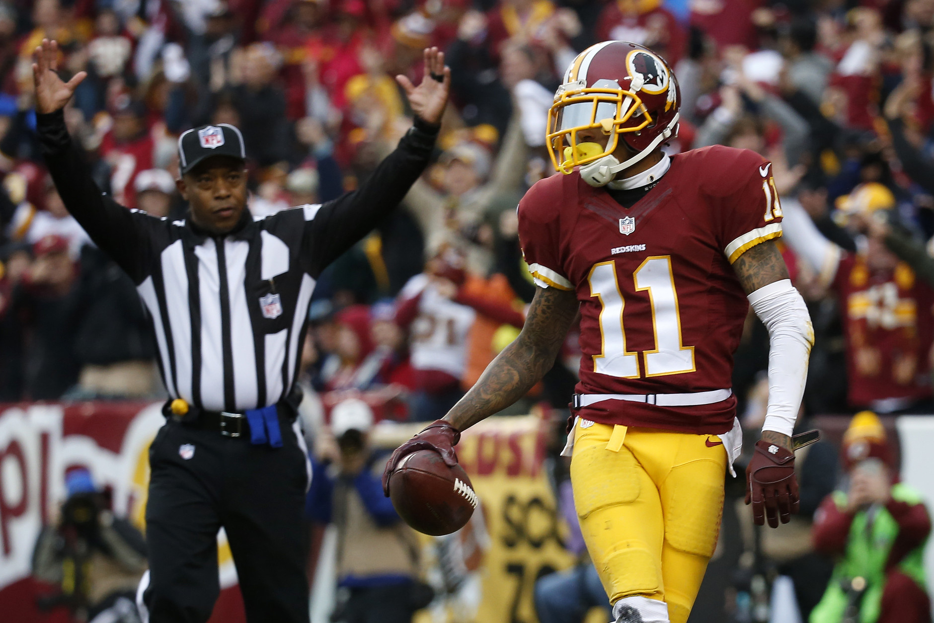 LANDOVER, MD - NOVEMBER 29: Wide receiver DeSean Jackson #11 of the Washington Redskins scores a second quarter touchdown against the New York Giants at FedExField on November 29, 2015 in Landover, Maryland. (Photo by Rob Carr/Getty Images)
