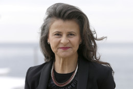 English television, stage, and film actress Tracey Ullman poses during a photocall at the MIPCOM 2015 (International Film and Programme Market for Tv, Video,Cable and Satellite) in Cannes, southeastern France, Tuesday, Oct. 6, 2015. She presents the serie Tracey Ullmans show. (AP Photo/Lionel Cironneau )