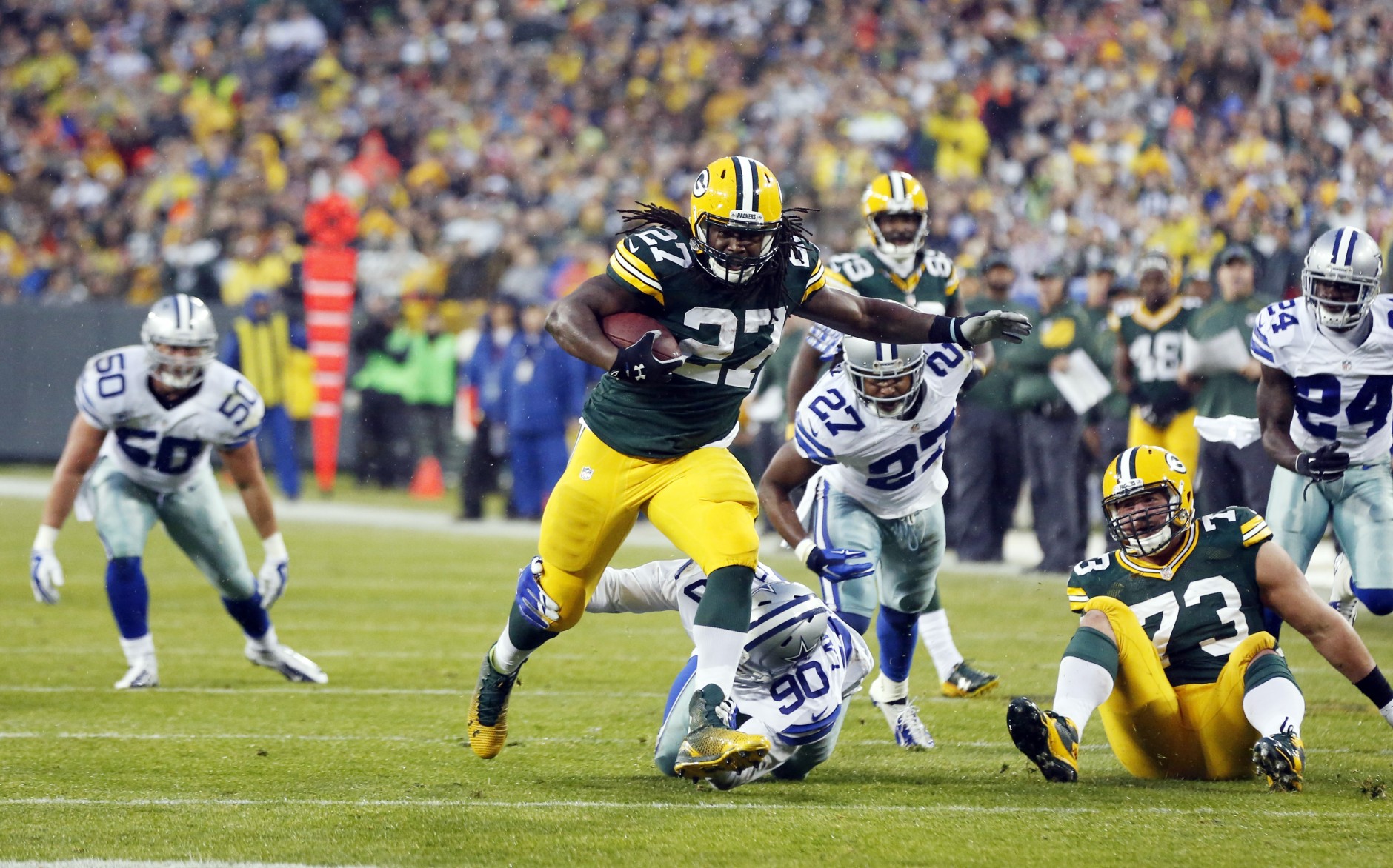 Green Bay Packers' Eddie Lacy runs during the first half of an NFL football game against the Dallas Cowboys Sunday, Dec. 13, 2015, in Green Bay, Wis. (AP Photo/Mike Roemer)