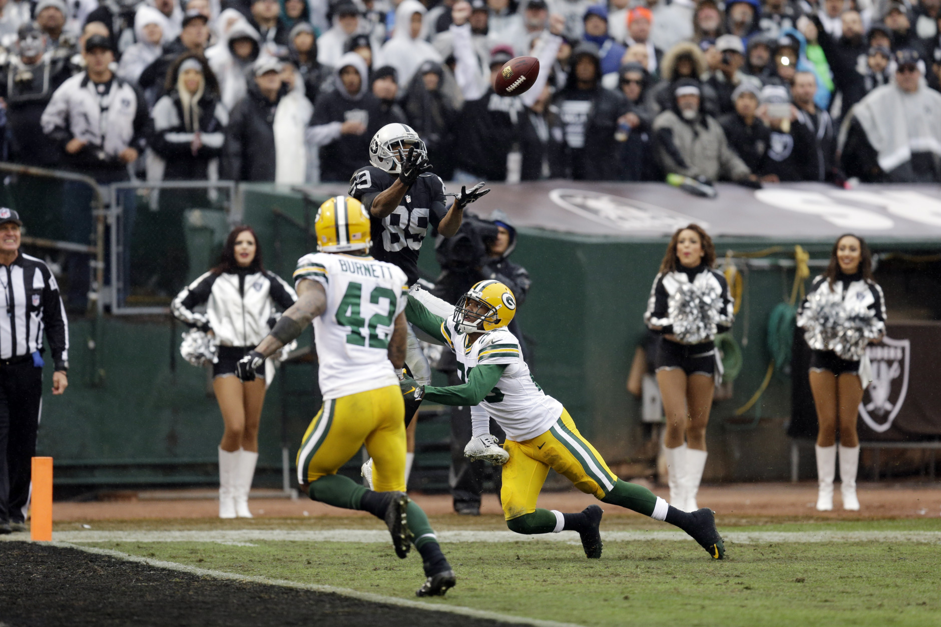 Oakland Raiders wide receiver Amari Cooper (89) catches a 26-yard touchdown pass against the Green Bay Packers during the second half of an NFL football game Sunday, Dec. 20, 2015, in Oakland, Calif. (AP Photo/Ben Margot)