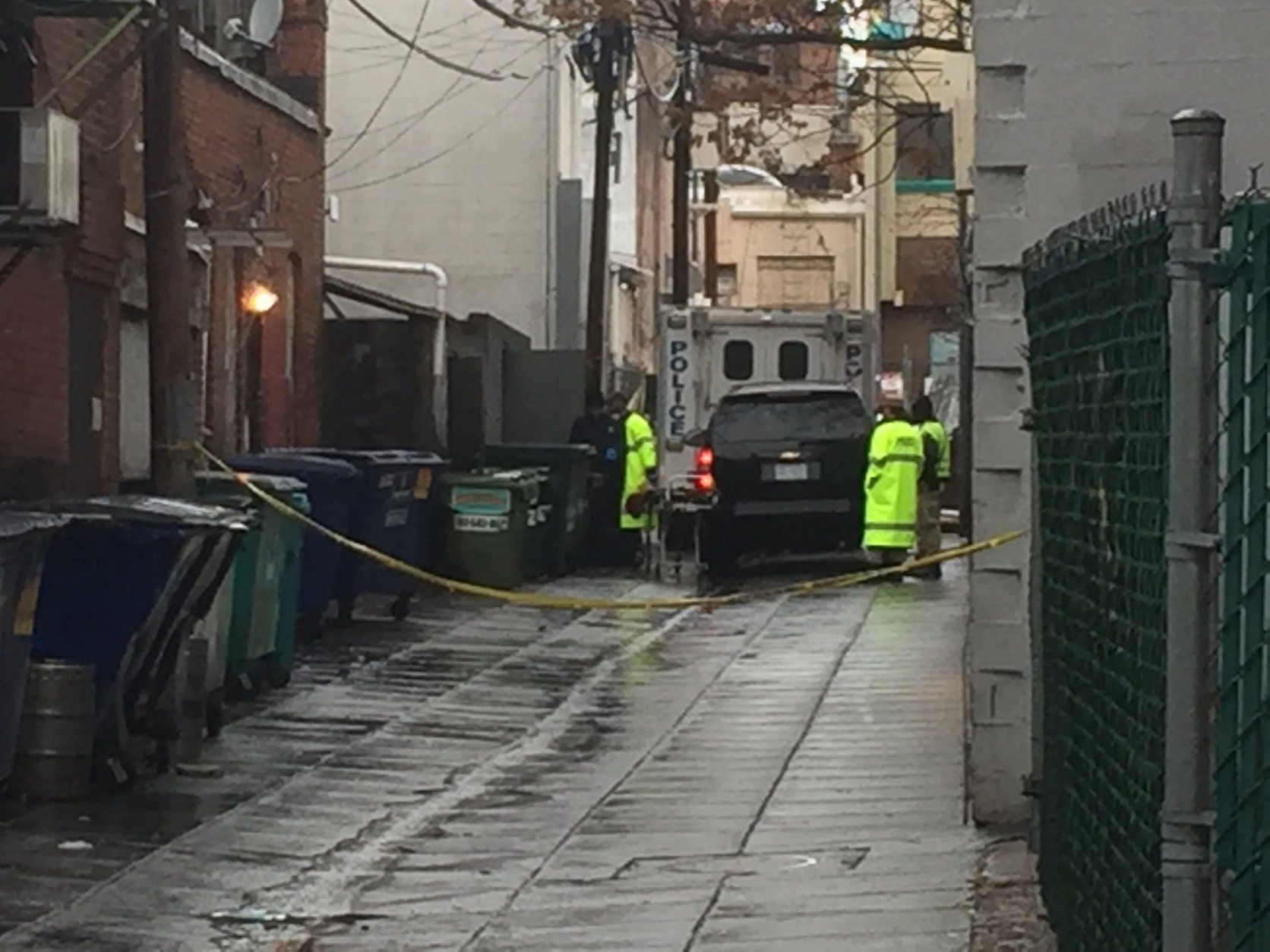 D.C. police investigate the discovery of a body on Dec. 17, 2015 in Adams Morgan. (WTOP/Mike Murillo)