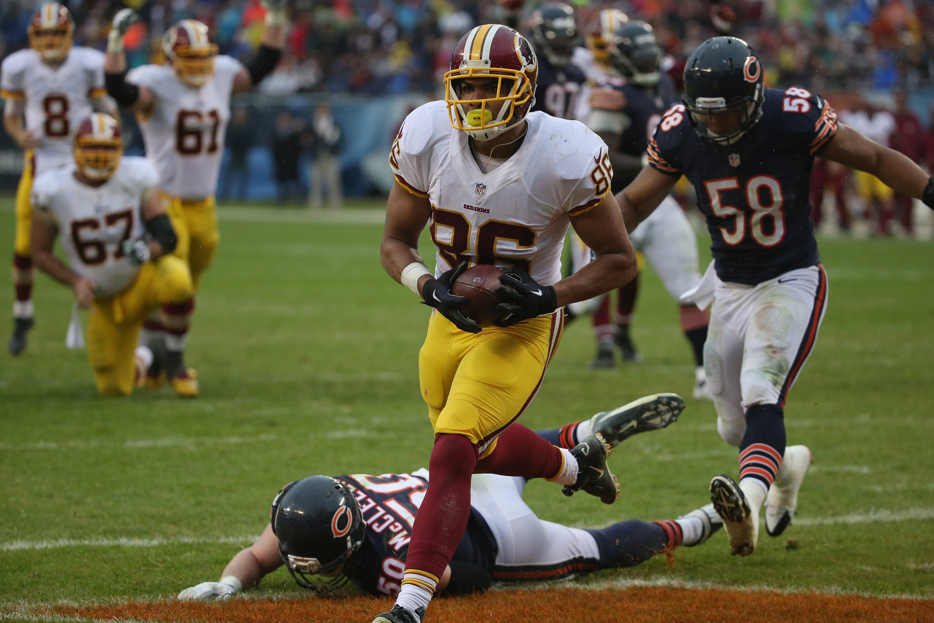 CHICAGO, IL - DECEMBER 13:  Jordan Reed #86 of the Washington Redskins runs the ball past Shea McClellin #50 and Jonathan Anderson #58 of the Chicago Bears during the third quarter at Soldier Field on December 13, 2015 in Chicago, Illinois. (Photo by Jonathan Daniel/Getty Images)