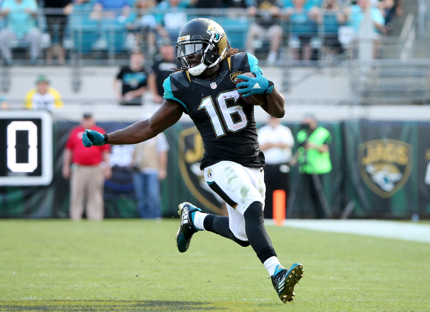 JACKSONVILLE, FL - DECEMBER 13:   Denard Robinson #16 of the Jacksonville Jaguars runs for yardage during the game against the Indianapolis Colts at EverBank Field on December 13, 2015 in Jacksonville, Florida.  (Photo by Sam Greenwood/Getty Images)