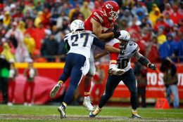 KANSAS CITY, MO - DECEMBER 13: Travis Kelce #87 of the Kansas City Chiefs makes a catch between Jimmy Wilson #27 of the San Diego Chargers and teammate Manti Te'o #50 at Arrowhead Stadium during the fourth quarter of the game on December 13, 2015 in Kansas City, Missouri. (Photo by Jamie Squire/Getty Images)