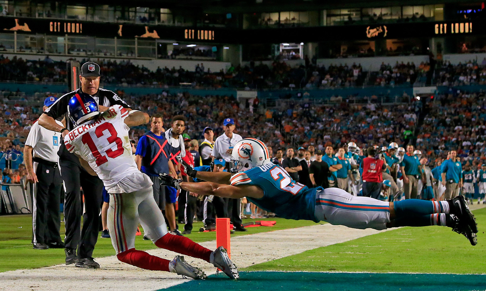 MIAMI GARDENS, FL - DECEMBER 14: Odell Beckham #13 of the New York Giants catches a touchdown pass as Brent Grimes #21 of the Miami Dolphins defends during the third quarter of the game at Sun Life Stadium on December 14, 2015 in Miami Gardens, Florida.  (Photo by Chris Trotman/Getty Images)