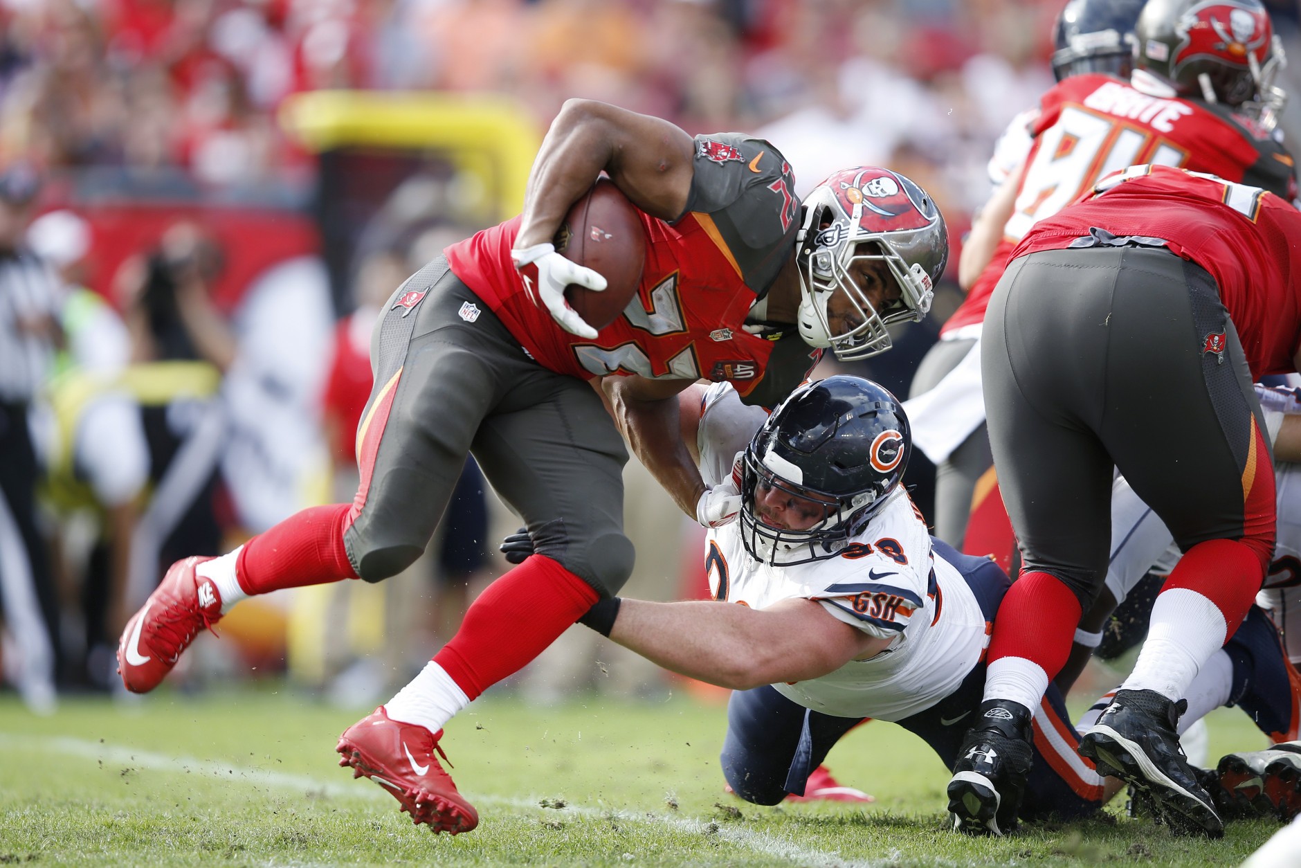 TAMPA, FL - DECEMBER 27: Mitch Unrein #98 of the Chicago Bears makes a tackle for a loss against Doug Martin #22 of the Tampa Bay Buccaneers in the second half of the game at Raymond James Stadium on December 27, 2015 in Tampa, Florida. The Bears defeated the Buccaneers 26-21. (Photo by Joe Robbins/Getty Images)