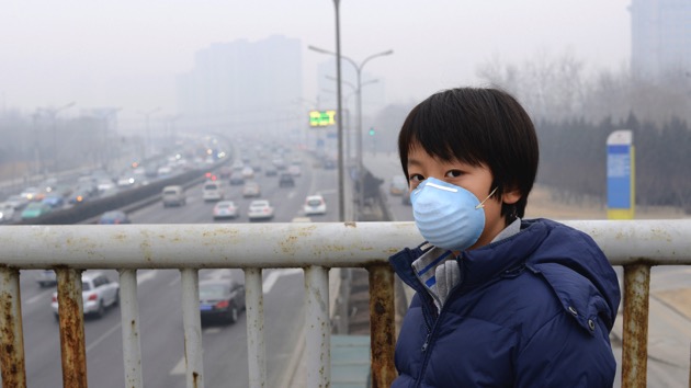 Smog-choked Chinese buying canned Canadian air