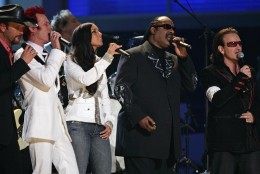 From left, Tim McGraw, Scott Weiland, Alicia Keys, Stevie Wonder and Bono perform for tsunami relief at the 47th Annual Grammy Awards Sunday, Feb. 13, 2005, at the Staples Center in Los Angeles. (AP Photo/Kevork Djansezian)