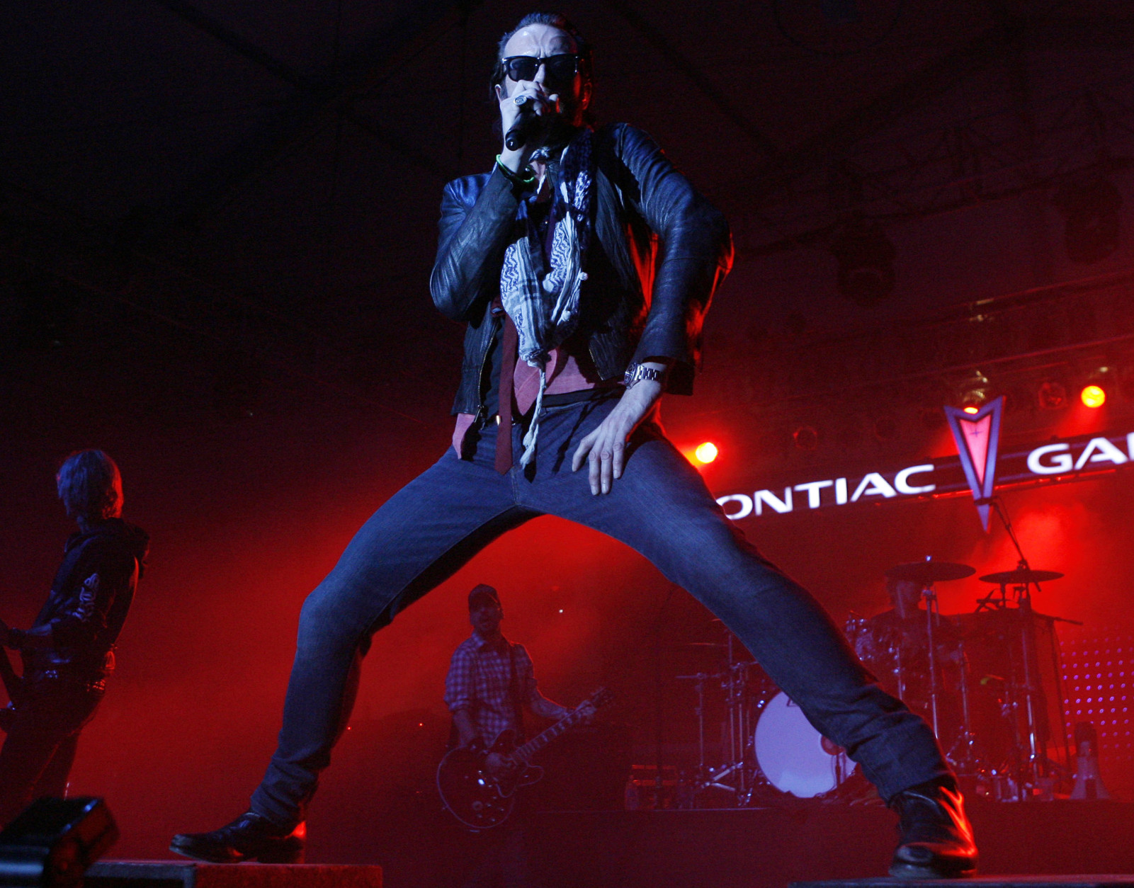 Scott Weiland, of the band Velvet Revolver, performs with the band at the 944 Magazine Super Bowl party in Scottsdale, Ariz. on Saturday, Feb. 2, 2008. (AP Photo/ Matt Sayles)