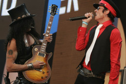 Velvet Revolver's Slash, left, and Scott Weiland perform at the Live 8 concert in Hyde Park,  London, Saturday July 2, 2005. The concert is part of a series of free concertls being held around the world  designed to press leaders of the rich G8 countries to help impoverished African nations. (AP Photo/Lefteris Pitarakis)