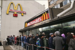 RUSSIA - NOVEMBER 01:  The Economic Crisis In Moscow On November 1St,1990 - Line In Front Of Mcdonald'S  (Photo by Alexis DUCLOS/Gamma-Rapho via Getty Images)