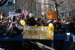 NEW YORK, NY - JANUARY 28: A crowd cheers the return of the American hostages from Iran January 28, 1981 at a ceremony in New York City's City Hall. (Photo by Yvonne Hemsey/Getty Images)