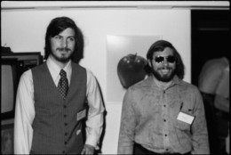 Portrait of American businessmen and engineers Steve Jobs (left) and Steve Wozniak, co-founders of Apple Computer Inc, at the first West Coast Computer Faire, where the Apple II computer was debuted, in Brooks Hall, San Francisco, California, April 16th or 17th, 1977. (Photo by Tom Munnecke/Getty Images)