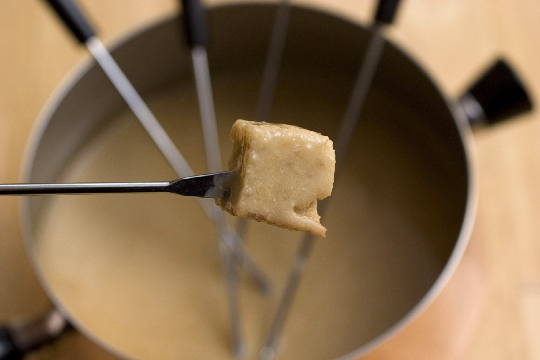 **FOR USE WITH AP LIFESTYLES**  Light Cheddar and Ale Fondue is seen in this Thursday, Feb. 28, 2008 photo. A blend of low-fat and regular cheese along with pureed white beans makes this fondue tasty and creamy.   (AP Photo/Larry Crowe)