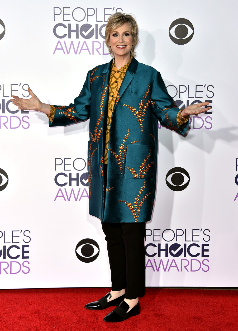 Jane Lynch arrives at the People's Choice Awards at the Microsoft Theater on Wednesday, Jan. 6, 2016, in Los Angeles. (Photo by Jordan Strauss/Invision/AP)