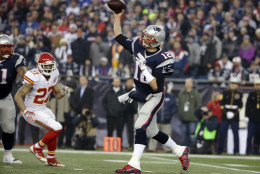 El quarterback Tom Brady (12) de los Patriots de Nueva Inglaterra lanza un pase ante el asedio de 
Tyvon Branch (27) de los Chiefs de Kansas City en los playoffs de la NFL el sábado 16 de enero de 2016. (AP Foto/Steven Senne)