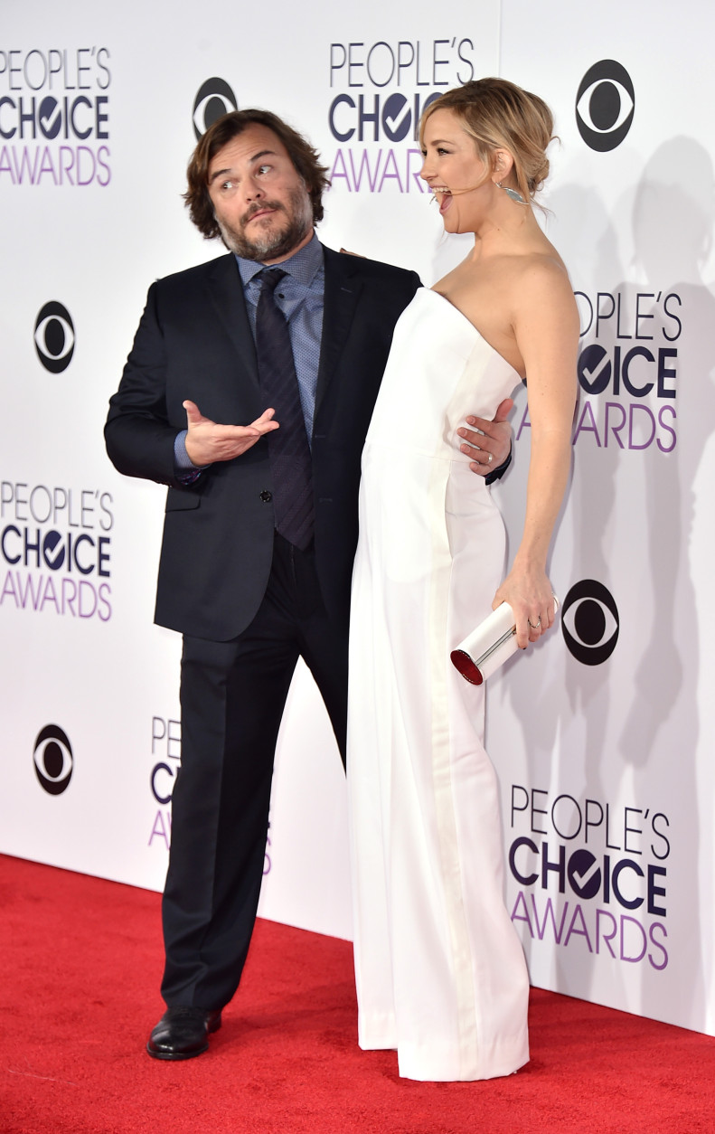 Jack Black, left, and Kate Hudson arrive at the People's Choice Awards at the Microsoft Theater on Wednesday, Jan. 6, 2016, in Los Angeles. (Photo by Jordan Strauss/Invision/AP)
