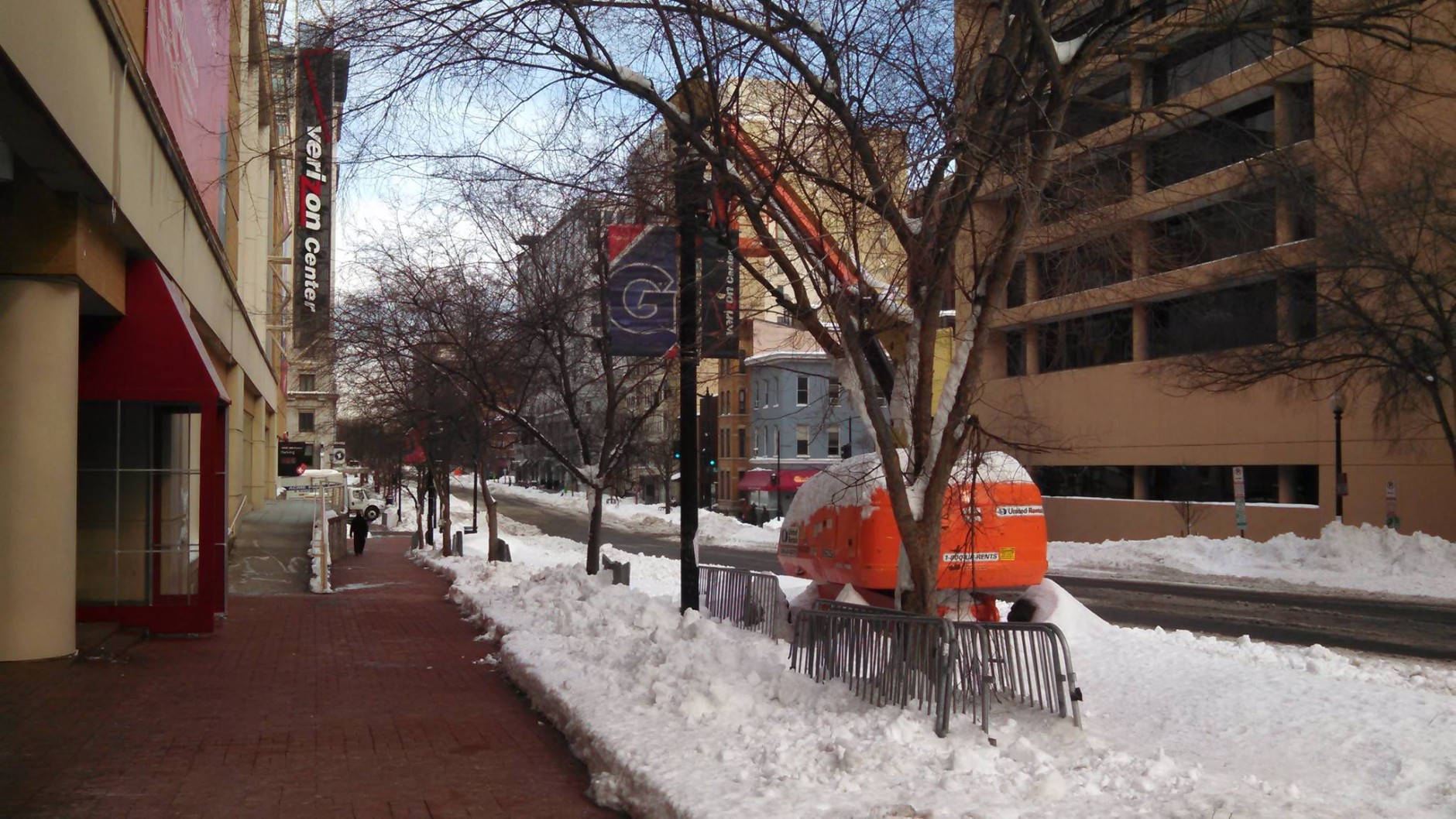 A quiet morning outside the Verizon Center on Monday, Jan. 25, 2016, as the nation's capital continues to dig itself out after a record-setting blizzard. (WTOP/Dave Preston)