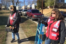 Laurence Perry and Wendi Hayden of the Red Cross assist in helping install smoke alarms. (WTOP/Kristi King)