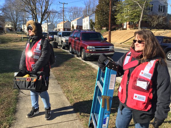 Laurence Perry and Wendi Hayden of the Red Cross assist in helping install smoke alarms. (WTOP/Kristi King)