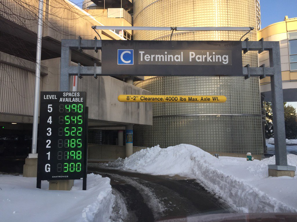Parking isn't a problem at Reagan National Airport on Monday morning, Jan. 25, 2016. (WTOP/Rich Johnson)
