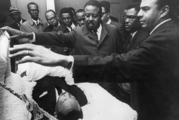 American civil rights leader Dr Martin Luther King Jr. (1929 - 1968) lying in state in Memphis, Tennessee, as his colleagues pay their respects to him (right to left); Andrew Young, Bernard Lee and Reverend Ralph Abernathy (1926 - 1990).  (Photo by Keystone/Getty Images)