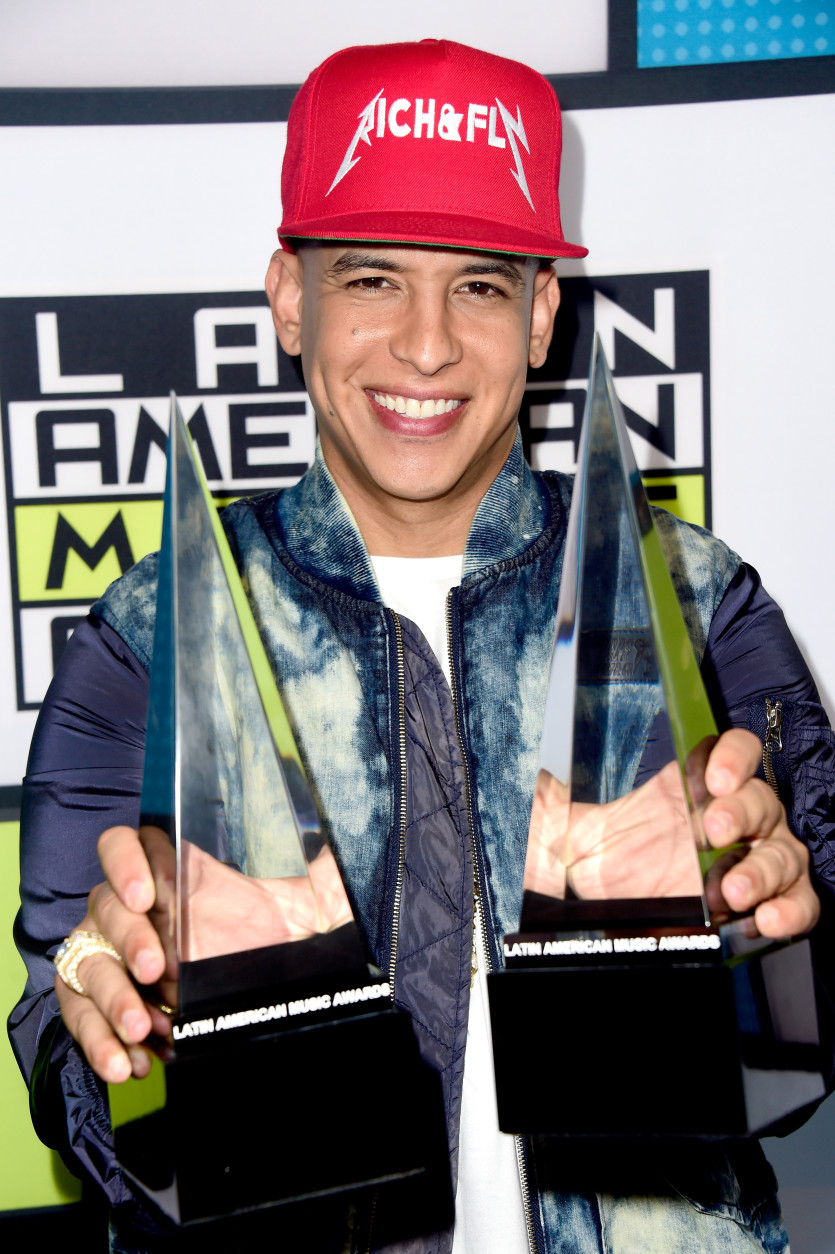 HOLLYWOOD, CA - OCTOBER 08: Daddy Yankee poses in the press room with Favorite Urban Song award and Favorite Urban Male Artist award during Telemundo's Latin American Music Awards at the Dolby Theatre on October 8, 2015 in Hollywood, California. (Photo by Frazer Harrison/Getty Images)