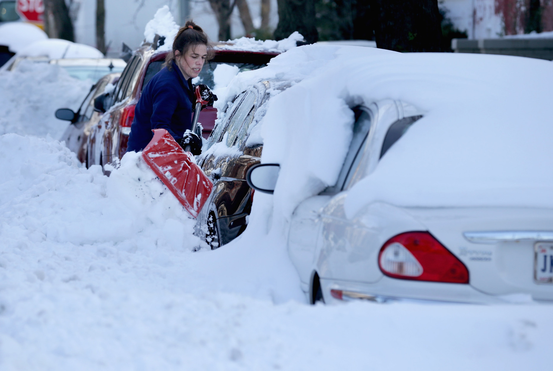 WASHINGTON, DC - JANUARY 25:  Residents of the Capitol Hill neighborhood work to clean snow off their cars after Winter Storm Jonas covered the region with more than two feet of snow January 25, 2016 in Washington, United States. The storm hit the East Coast over the weekend, breaking snowfall records, causing 29 storm-related deaths, leaving thousands of homes without power and serious flooding in coastal areas.  (Photo by Chip Somodevilla/Getty Images)