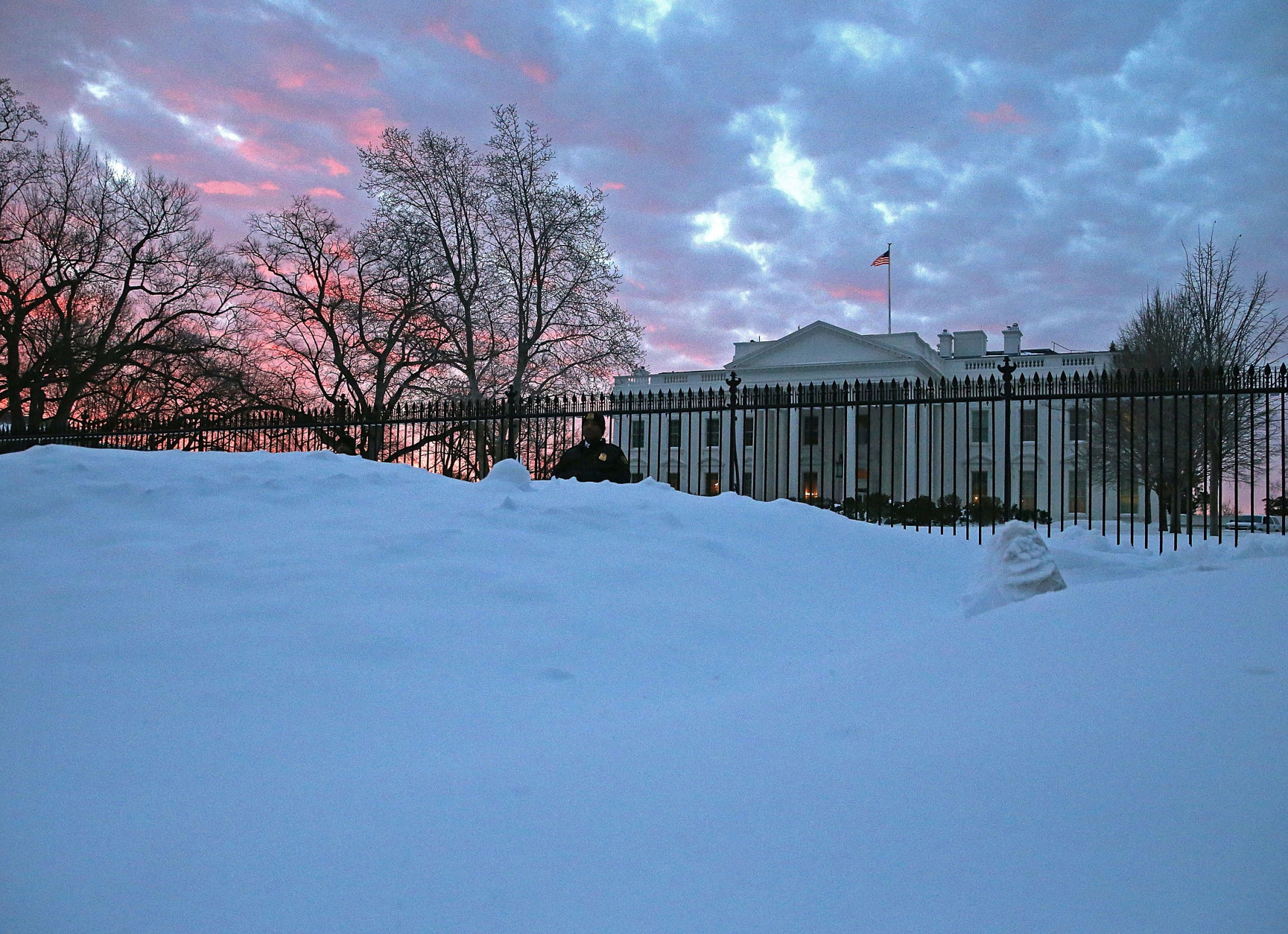 The early morning sun rises over the White House that is covered with snow on January 26, 2016 in Washington, DC. The east coast was still digging out from large storm that hit the East Coast, breaking snowfall records, causing 29 storm-related deaths, and serious flooding in coastal areas.  (Photo by Mark Wilson/Getty Images)