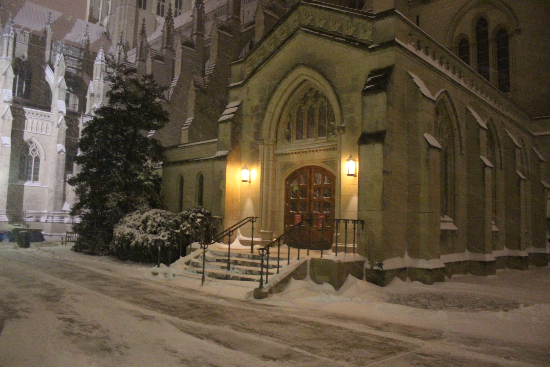 Wind and snow pelt the outside of the National Cathedral as Winter Storm Jonas moves in to D.C. (WTOP/Dana Gooley)