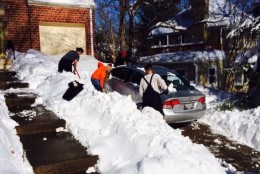 These neighbors in Bethesda, Maryland are helping each other dig out on Jan. 24, 2016. (WTOP/Dick Uliano)