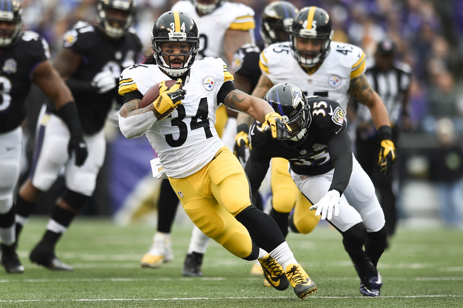 Pittsburgh Steelers running back DeAngelo Williams (34) out runs Baltimore Ravens defensive back Shareece Wright (35) during the first half of an NFL football game in Baltimore, Sunday, Dec. 27, 2015. (AP Photo/Gail Burton)