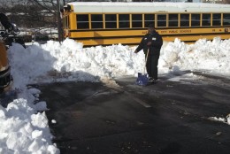 Alexandria digs out near a school bus. (Courtesy @ACPSk12)