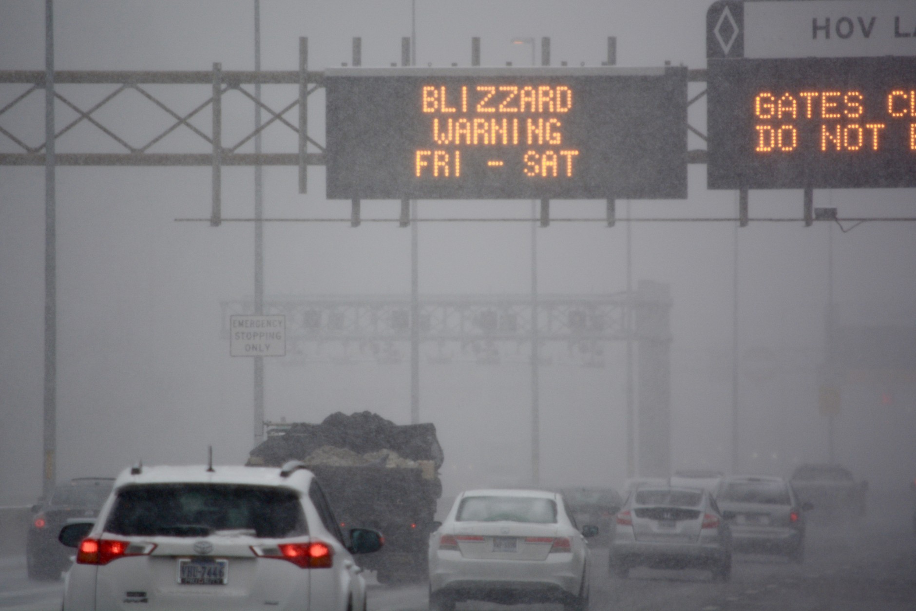 An overhead highway sign above Interstate 395 warns of impending blizzard conditions. (WTOP/Dave Dildine)