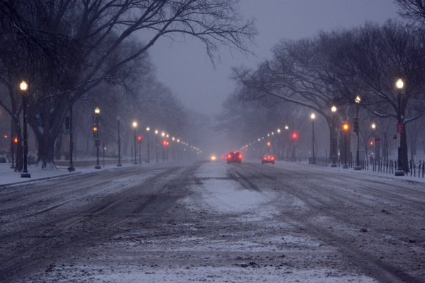 A view of Constitution Avenue, facing east, as a major snow storm moves into the D.C.-Metro region on Friday, Jan. 22, 2016. (WTOP/Dave Dildine)