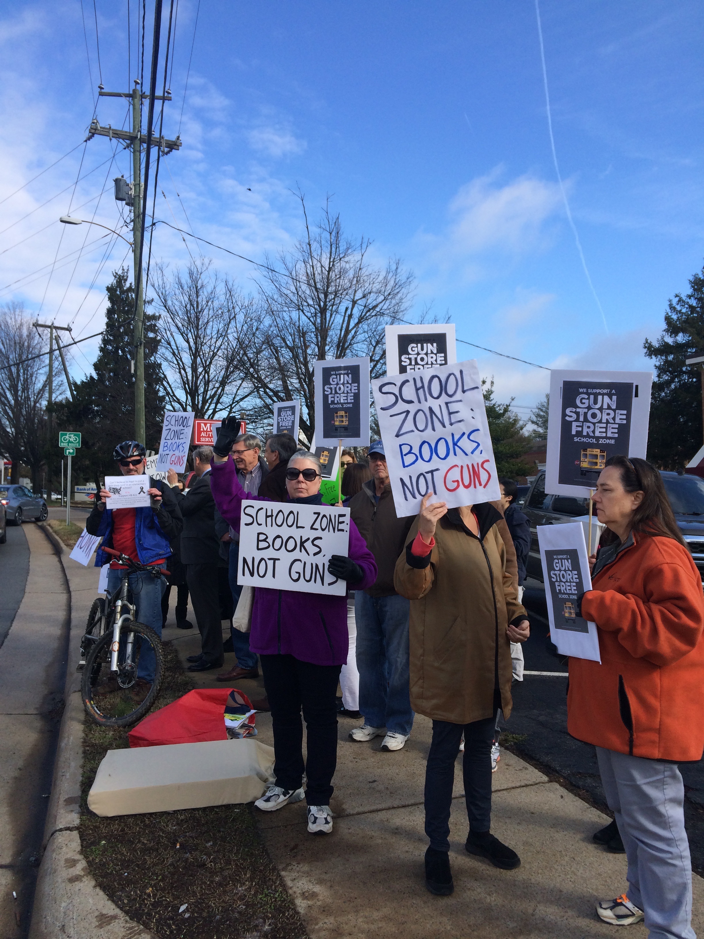 New gun shop sparks protests in McLean