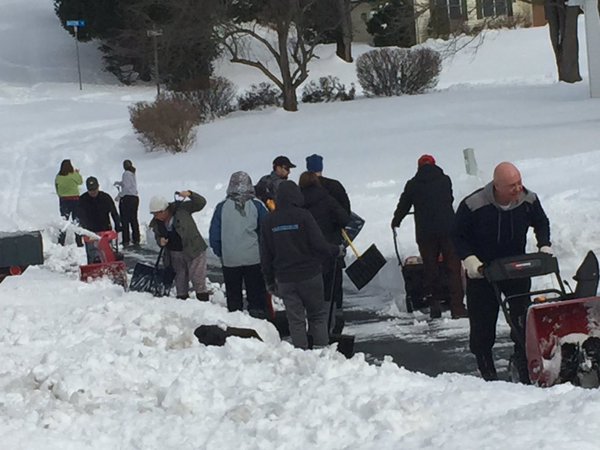 Vienna neighbors band together to clear the snow. (Courtesy Twitter/David Biderman)