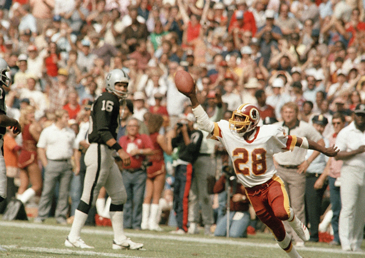 Washington Redskins Darrell Green (28) is shown in action during game against the Los Angeles Raiders in Washington, Oct. 2, 1983. (AP Photo/Pete Wright)