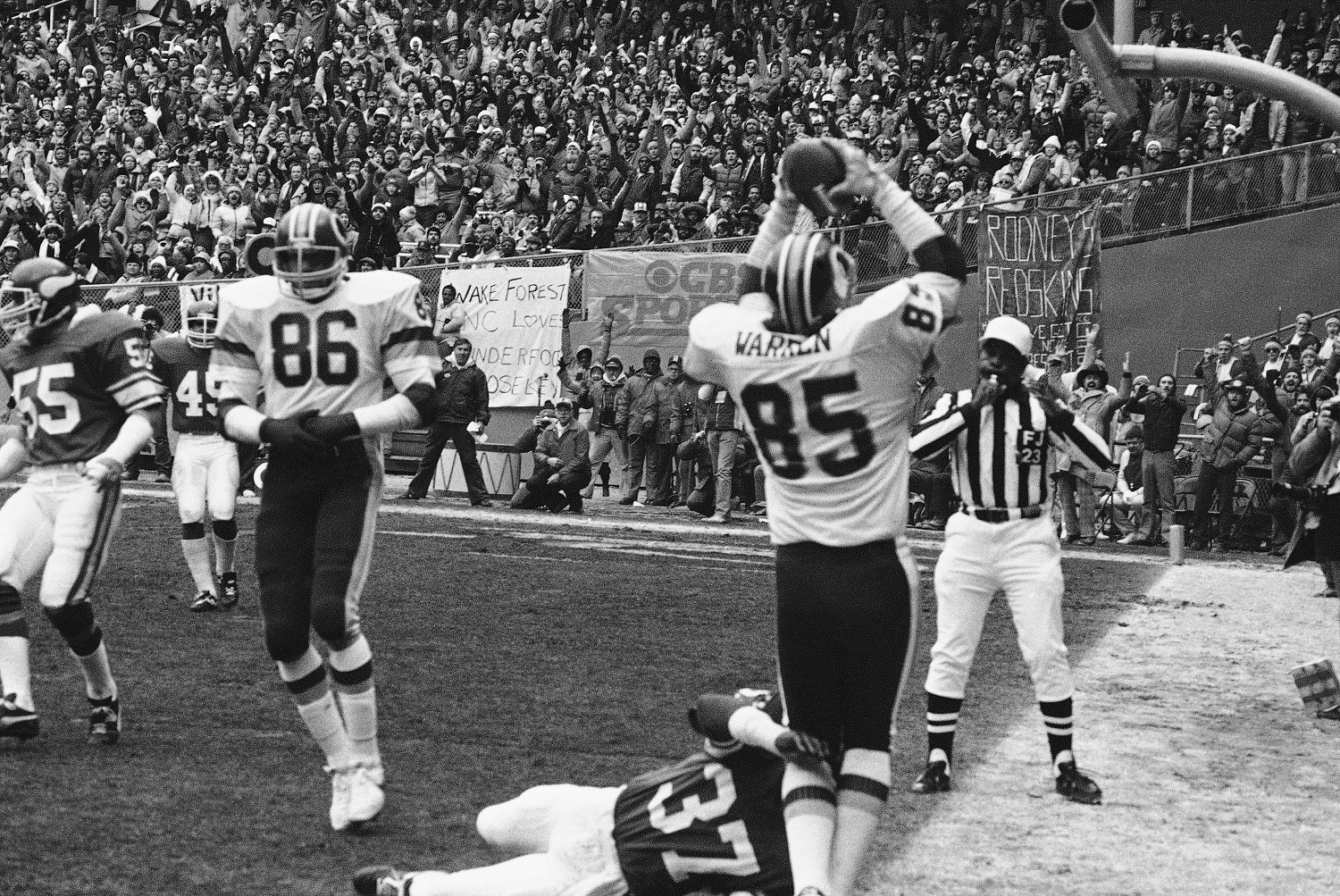 Washington Redskins Don Warren (85) grabs a pass thrown by Joe Theismann in the end zone to score the first touchdown against the Minnesota Vikings after just 5:57 of the first quarter in NFC playoff action at RFK Stadium, Jan. 15, 1983 in Washington. Willie Teal on the Vikings is on the ground. (AP Photo/Charles Tasnadi)