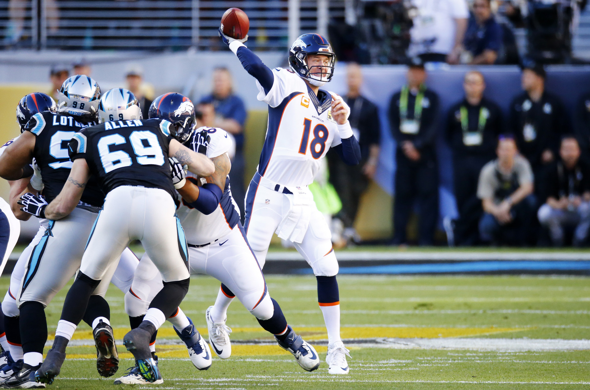 SANTA CLARA, CA - FEBRUARY 07:   Peyton Manning #18 of the Denver Broncos throws a pass against the Carolina Panthers during Super Bowl 50 at Levi's Stadium on February 7, 2016 in Santa Clara, California.  (Photo by Al Bello/Getty Images)