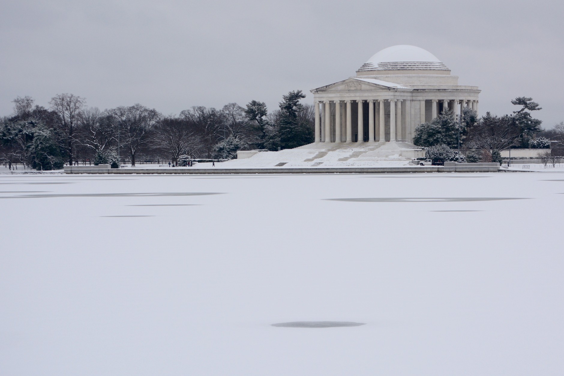 A snowy view of the Jefferson Memorial on Monday, Feb. 15, 2016. (WTOP/Dave Dildine)