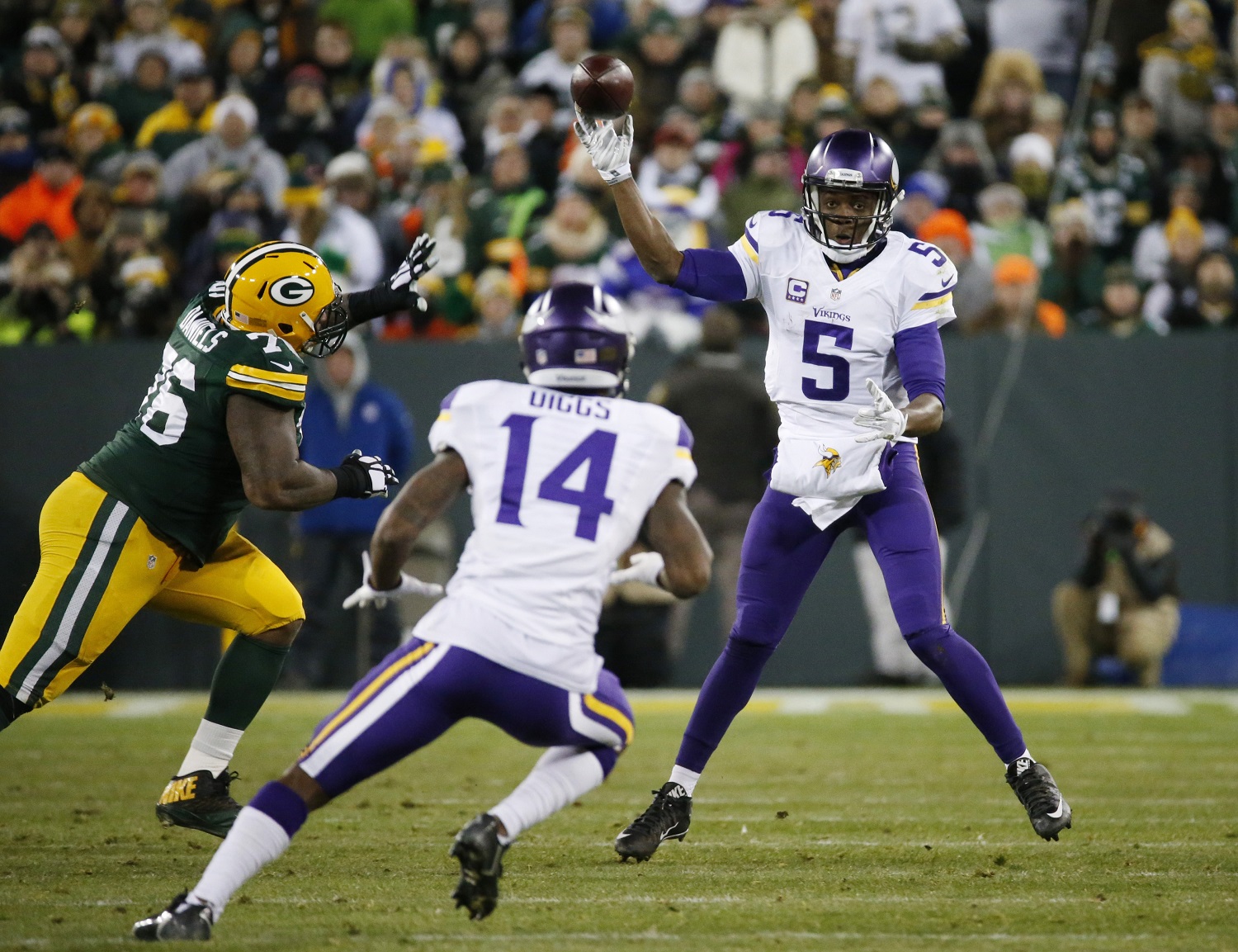 Minnesota Vikings' Teddy Bridgewater throws during the first half an NFL football game against the Green Bay Packers Sunday, Jan. 3, 2016, in Green Bay, Wis. (AP Photo/Mike Roemer)