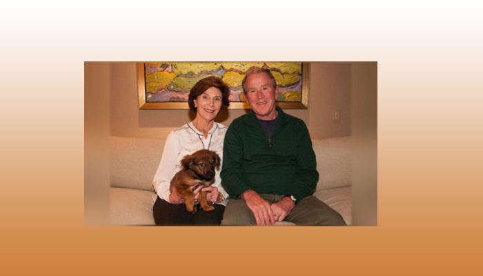 George and Laura Bush are seen with their new puppy. (Courtesy Inform)