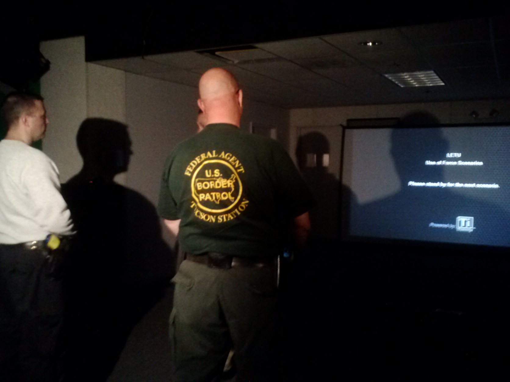 A trainer explains to officers how the simulator works. (WTOP/Max Smith)