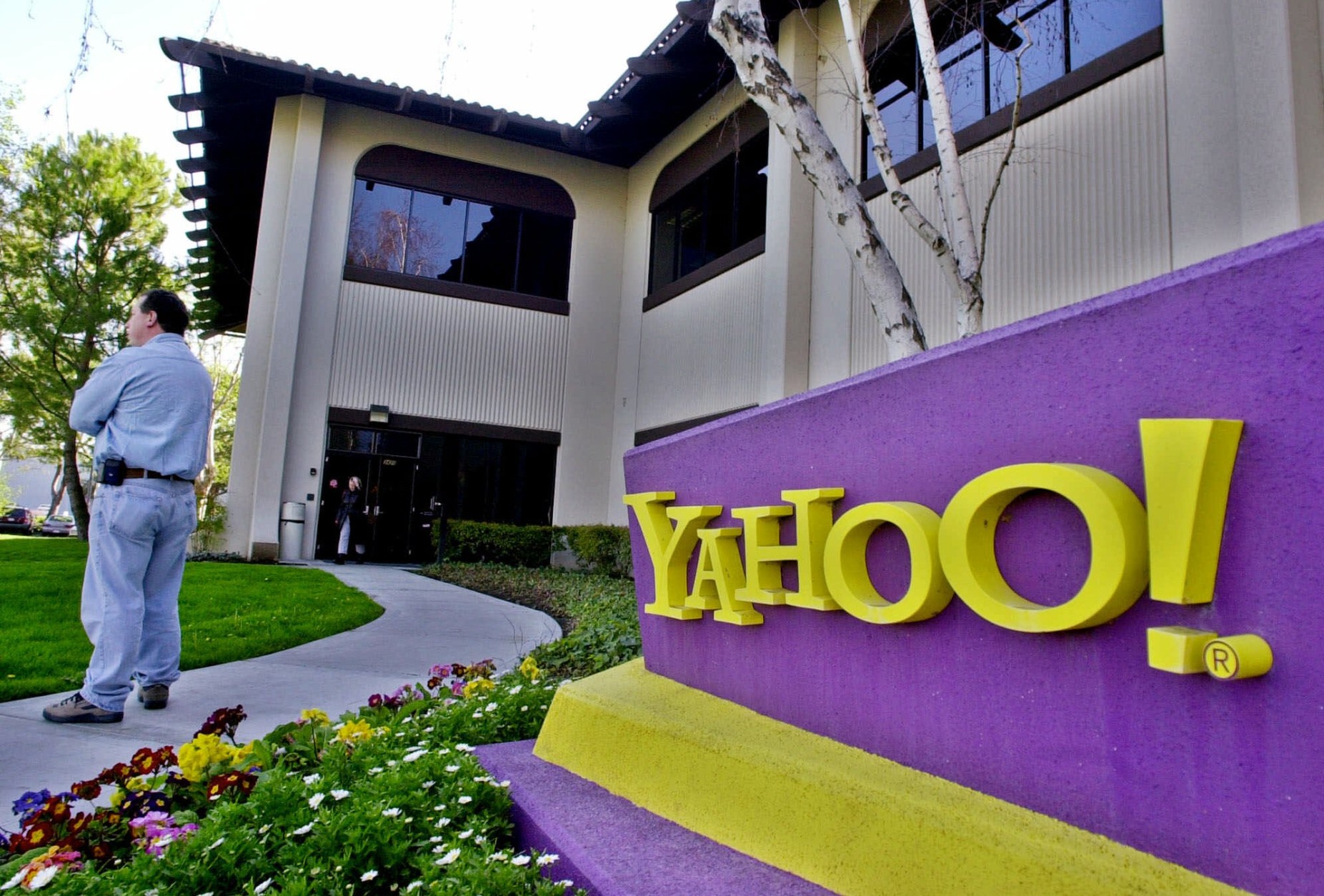 Yahoo! employee Charles Honig walks outside of Yahoo! headquarters in Santa Clara, Calif., Wednesday, March 7, 2001.  Yahoo! CEO Tim Koogle has announced he is stepping down in the wake of a poor first quarter. (AP Photo/Paul Sakuma)