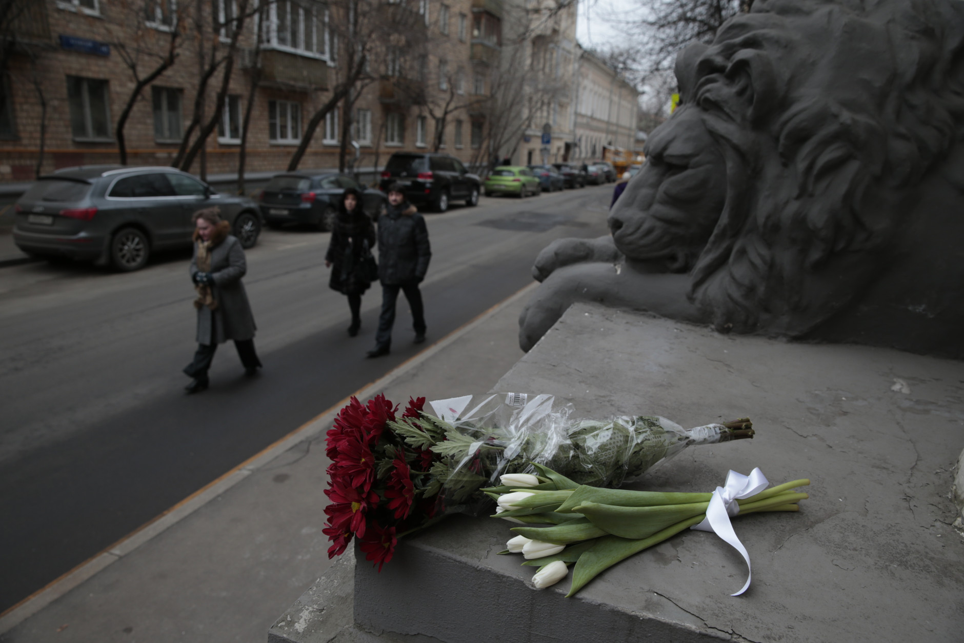 Flowers are placed outside the embassy of Belgium, in Moscow, Russia, Tuesday, March 22, 2016. Authorities in Europe have tightened security at airports, on subways, at the borders and on city streets after deadly attacks Tuesday on the Brussels airport and its subway system. (AP Photo/Pavel Golovkin)
